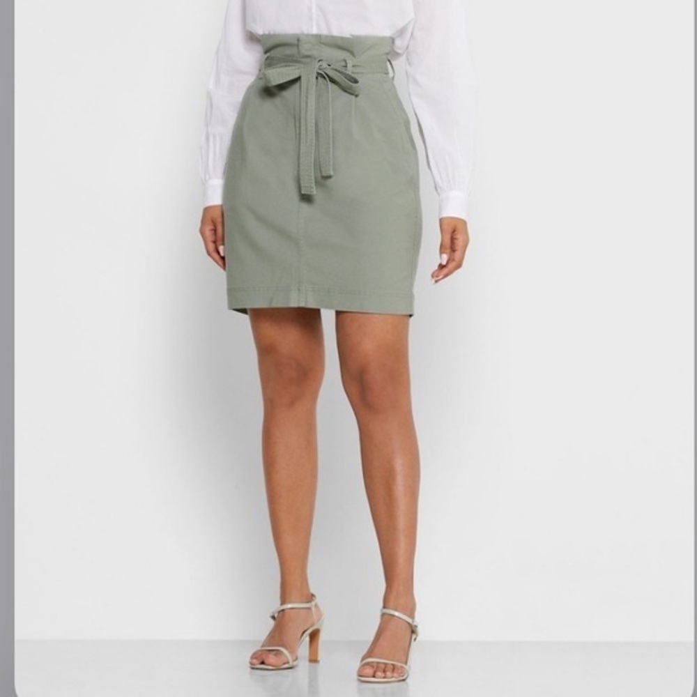 Size 8, Gap High waisted , paperbag skirt